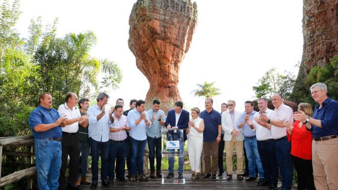 Ratinho Junior, Eduardo Sciarra e outros políticos participaram da cerimônia de assinatura do contrato, no Parque Vila Velha, na quinta-feira (19) Ratinho Junior, Eduardo Sciarra e outros políticos participaram da cerimônia de assinatura do contrato, no Parque Vila Velha, na quinta-feira (19)