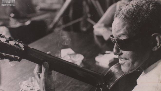 O compositor Cartola em foto de 1966.
