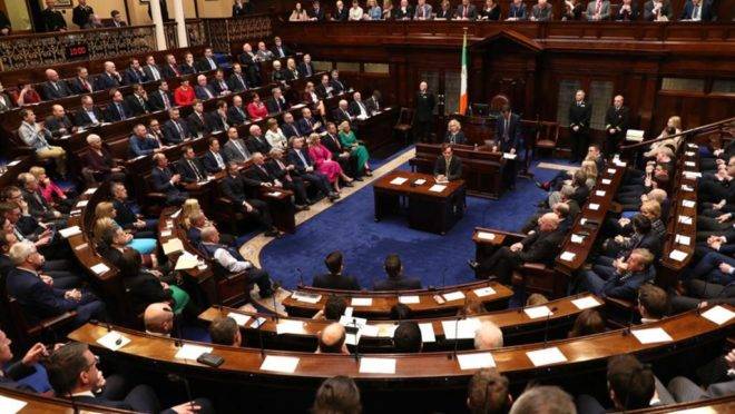 O Dail, a câmara baixa do Parlamento irlandês, na primeira sessão desde a eleição de 8 de fevereiro. O primeiro-ministro Leo Varadkar renunciou ao cargo e permanecerá como líder interino até que um novo governo seja formado