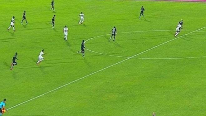 Lance do impedimento de Bruno Henrique no duelo entre Independiente Del Valle e Flamengo.
