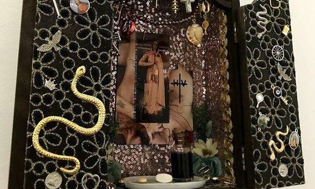 Prefeito do Rio, o bispo da Igreja Universal, Marcelo Crivella, pediu o recolhimento de ilustração com beijo gay e cancelou peça em que Jesus é representado por um travesti; mas não houve nenhuma menção à obra que satiriza a Virgem Maria.