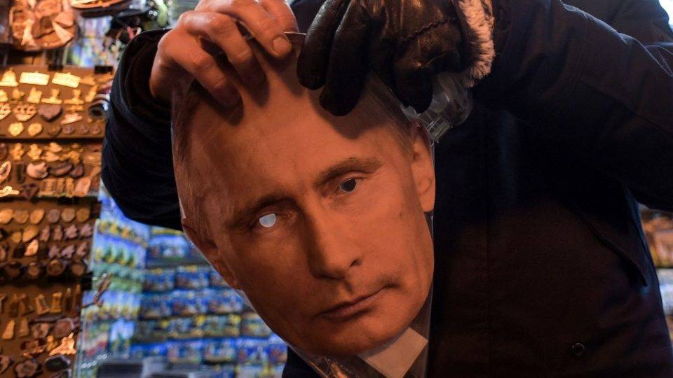 O vírus da mentira Máscara do presidente Vladimir Putin em loja de São Petersburgo, Rússia