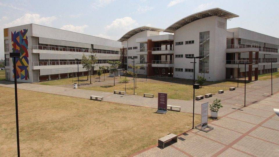 Calouros recebem panfleto com críticas a Bolsonaro em universidade pública Panfleto foi distribuído aos calouros da USP