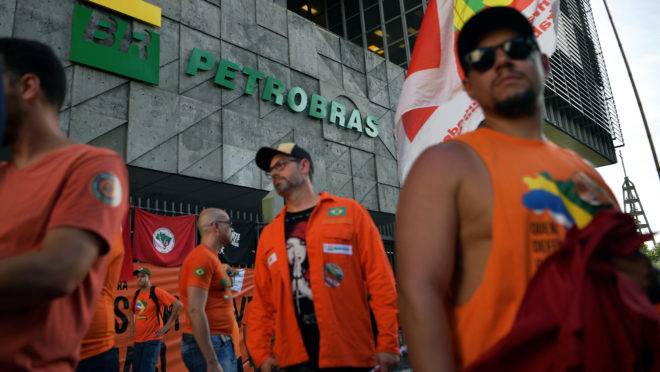Grevistas diante da sede da Petrobras, Rio de Janeiro
