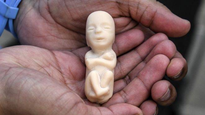 Pessoa mostra réplica de feto durante protesto em defesa da vida. Na Flórida, jovens com menos de 18 anos precisarão de autorização dos pais para fazer um aborto