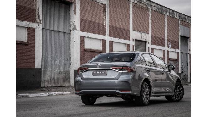 Toyota Corolla 2.0L Dynamic Force - designers buscaram refletir uma forte presença com uma postura firme e uma sensação de amplitude nas linhas do Novo Corolla