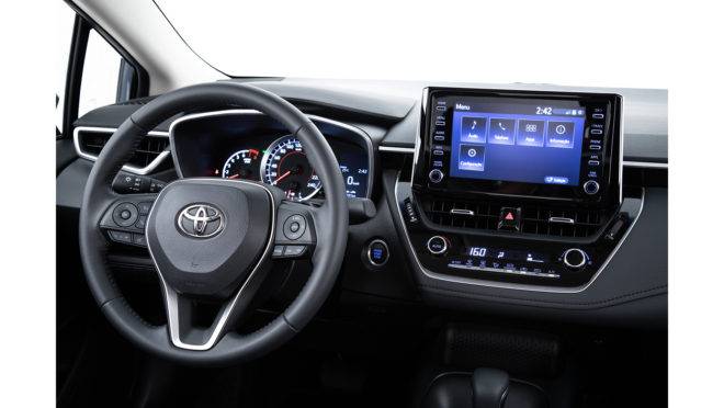 Toyota Corolla 2.0L Dynamic Force - painel de instrumentos nas versões com motor 2.0L Dynamic Force conta com três mostradores e e uma tela de TFT de 4,2” colorida do lado direito