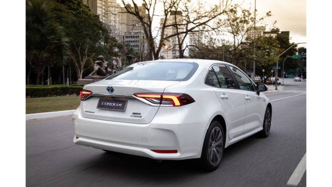 Toyota Corolla Altis Híbrido - modelo trabalha com um motor a gasolina de 1.8L VVT-i 16V de ciclo Atkinson flex, com 101 cv de potência, e dois motores elétricos (MG1 e MG2) de 72 cv