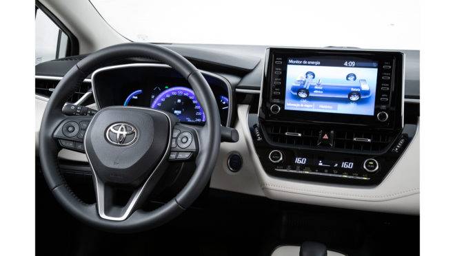 Toyota Corolla Altis Híbrido - versão Altis híbrida possui uma tela TFT de 7” digital e colorida, no centro do painel, exibindo o velocímetro e informações do computador de bordo