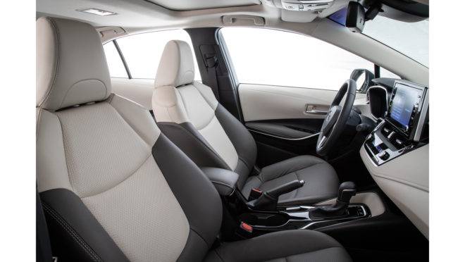 Toyota Corolla Altis Híbrido - com opção de pacote Premium, versão Altis híbrida conta com partes revestidas em couro bege e marrom