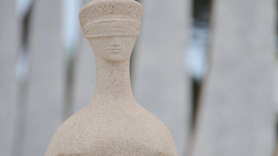 Democracia em cinzas Símbolo da Justiça, em frente ao Supremo Tribunal Federal, em Brasília
