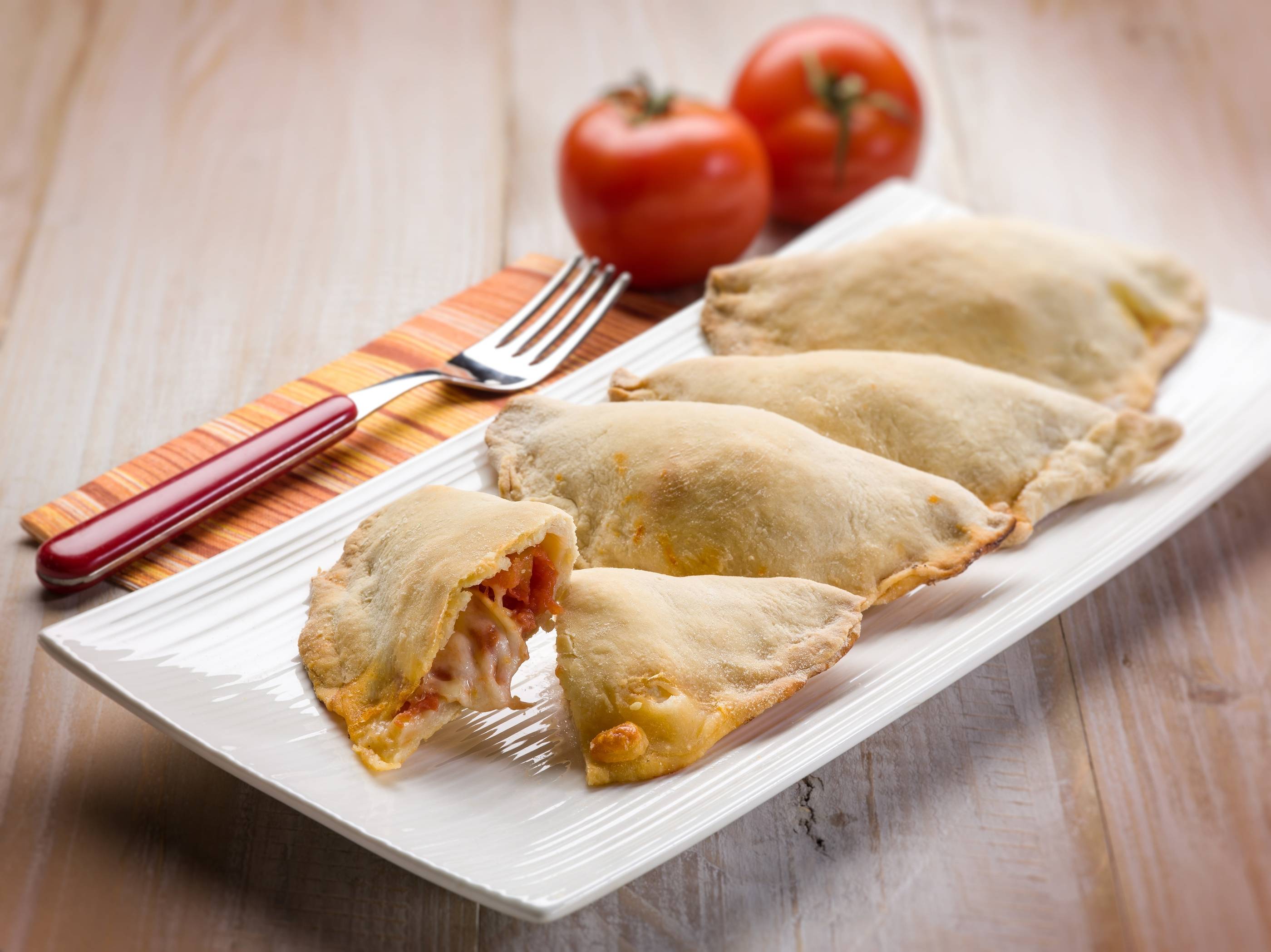 Panzerotto, um meio termo entre o calzone e o pastel, é chamado no Brasil de fogazza. Foto: Bigstock. Panzerotto, um meio termo entre o calzone e o pastel, é chamado no Brasil de fogazza. Foto: Bigstock.