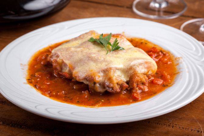 Fotos de três receitas para o dia das mães: Pudim de Leite, Bife à Parmegiana e Fetuccine ao Molho Branco para a Revista Bom Gourmet. Todos fotografados no Restaurante novo Madalosso. Local: Restaurante Madalosso. Av. Manoel Ribas, 5875 - Santa Felicidade. Fotos de três receitas para o dia das mães: Pudim de Leite, Bife à Parmegiana e Fetuccine ao Molho Branco para a Revista Bom Gourmet. Todos fotografados no Restaurante novo Madalosso. Local: Restaurante Madalosso. Av. Manoel Ribas, 5875 - Santa Felicidade.
