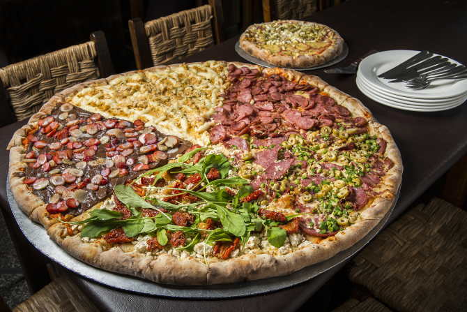 Pizza de 50 pedaços da Pizzaria Fornalha. Foto: Leticia Akemi/Gazeta do Povo Pizza de 50 pedaços da Pizzaria Fornalha. Foto: Leticia Akemi/Gazeta do Povo