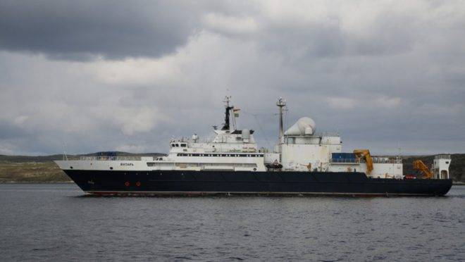 Oficialmente, o navio russo Yantar viaja pelo mundo realizando pesquisas.