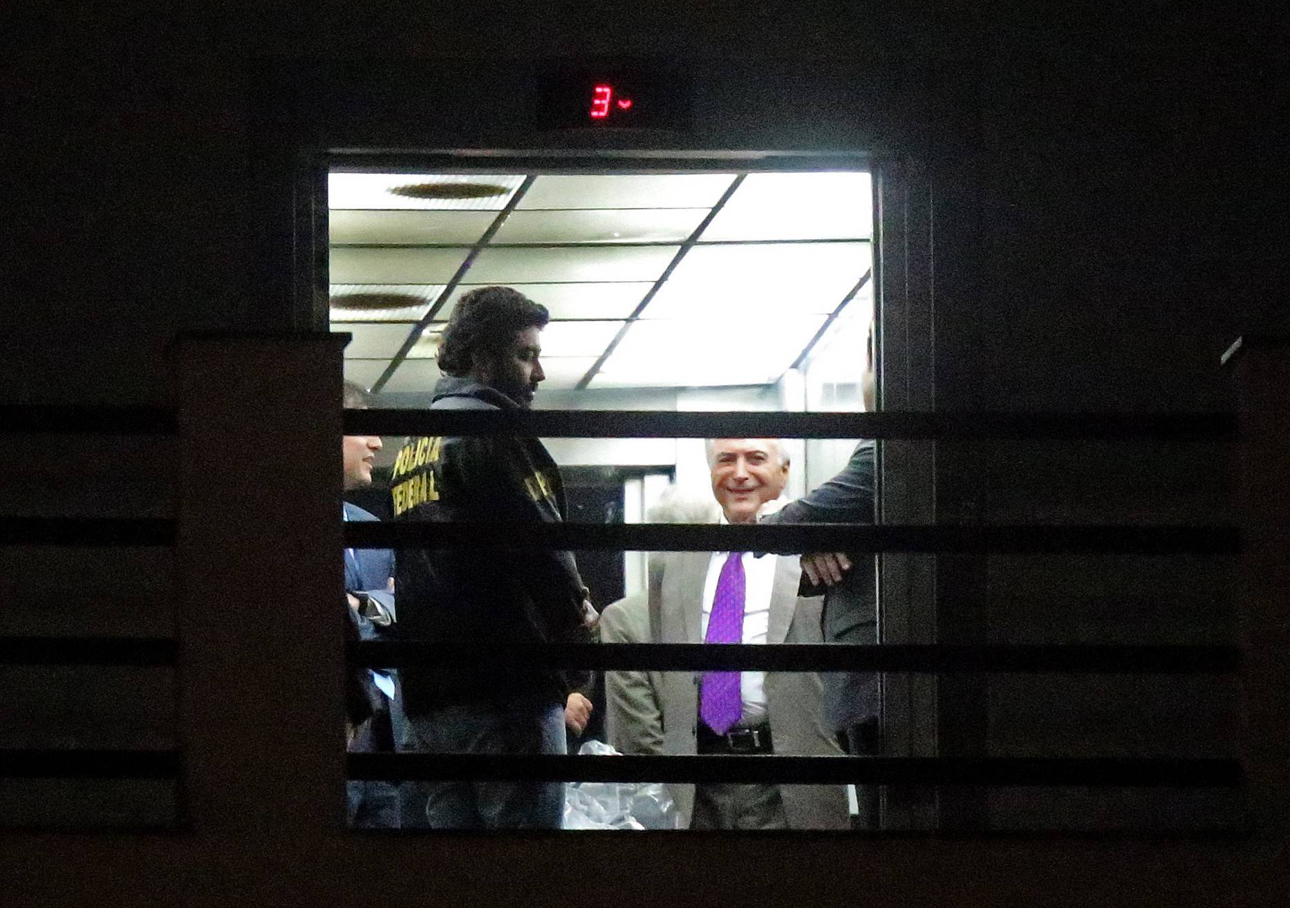 O ex-presidente da República Michel Temer deixa a sede da PF, após ter sido preso pela Lava Jato do Rio, em 2019.