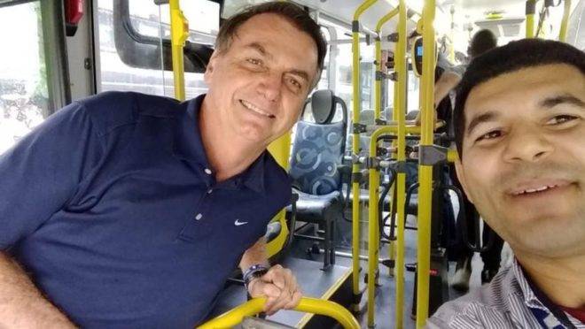 Bolsonaro tira foto com motorista de ônibus, no Guarujá (SP).