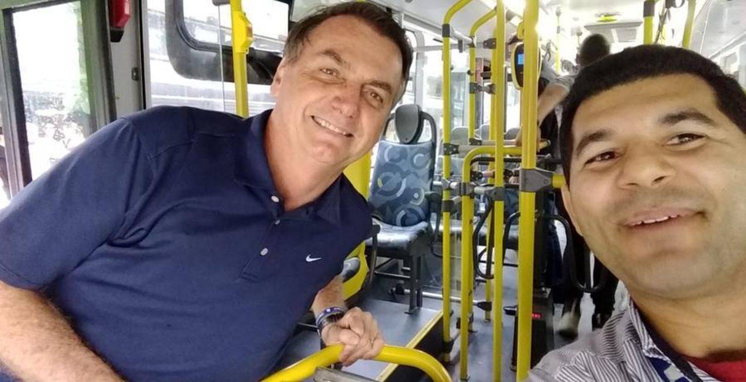 Bolsonaro tira foto com motorista de ônibus, no Guarujá (SP).