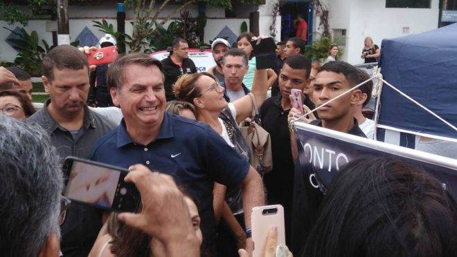 No Guarujá, Bolsonaro diz que demitiu toda a direção do Inmetro.