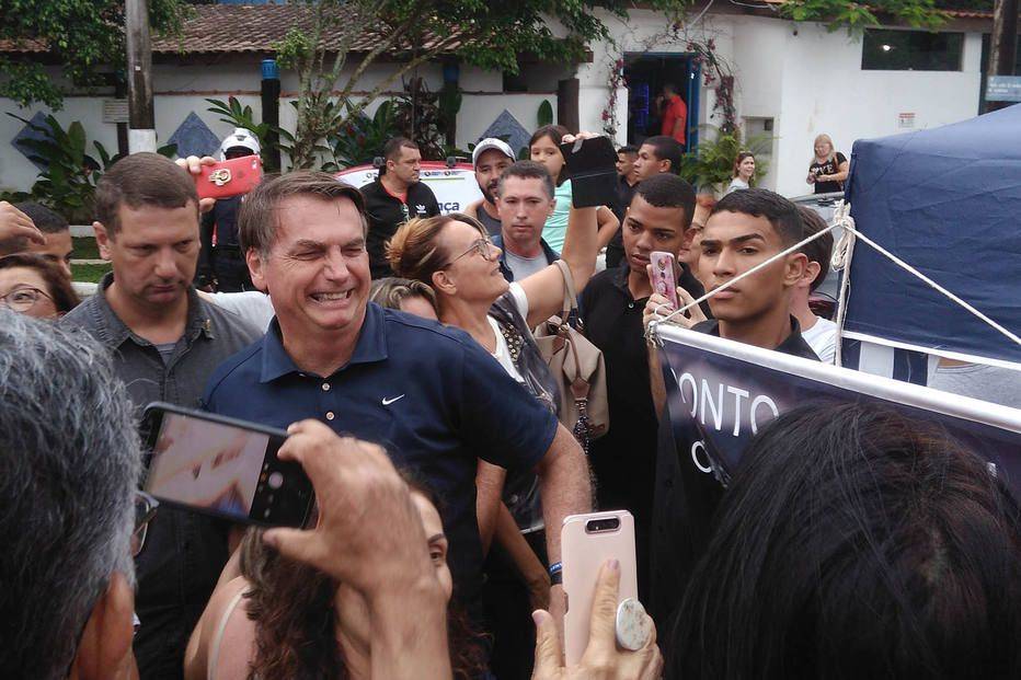 No Guarujá, Bolsonaro diz que demitiu toda a direção do Inmetro.