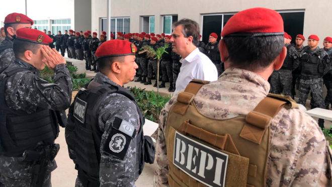 Governador do Ceará, Camilo Santana, cumprimenta policiais militares que não aderiram ao movimento grevista no Ceará.