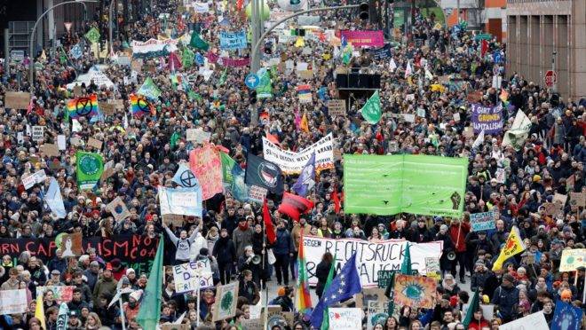 Manifestantes participam de protesto “Sextas para o futuro” sobre emergência climática, em 21 de fevereiro, em Hamburgo, Alemanha