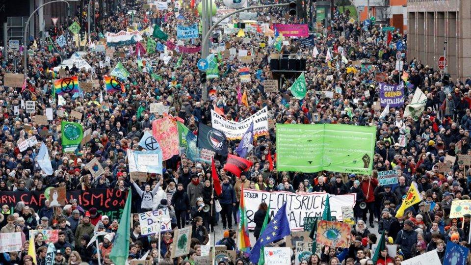 Os verdes continuam crescendo na Europa, agora é hora do teste Manifestantes participam de protesto “Sextas para o futuro” sobre emergência climática, em 21 de fevereiro, em Hamburgo, Alemanha