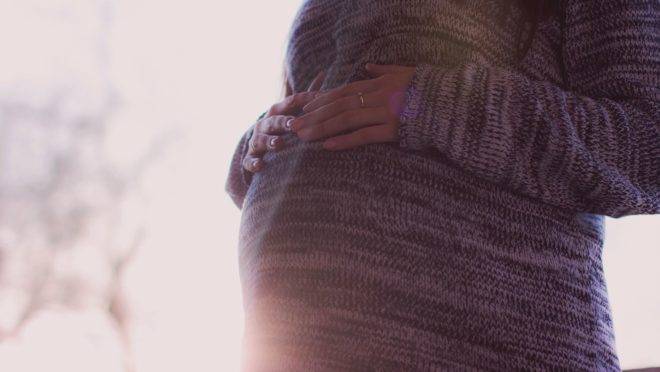 O primeiro trimestre da gravidez é o mais perigoso para o bebê e, por isso, a mãe deve manter hábitos saudáveis e estar atenta às situações que possam prejudicar o feto.