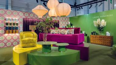 Mais é mais: tendência do maximalismo volta com tudo para a decoração Cores fortes e luminárias gigantes marcaram a presença de Laura Gonzalez no Maison&Objet 2019. Foto: Divulgação