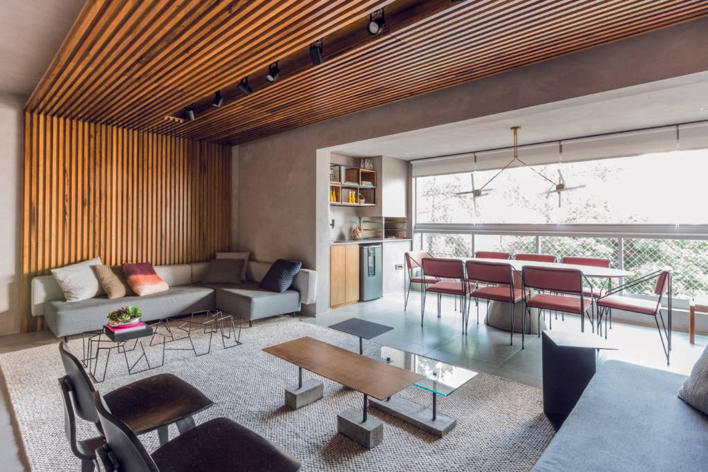 Integração entre sala e varanda trouxe espaço e aconchego ao ambiente social desse apartamento de 135 m² . Foto: Mariana Camargo Integração entre sala e varanda trouxe espaço e aconchego ao ambiente social desse apartamento de 135 m² . Foto: Mariana Camargo