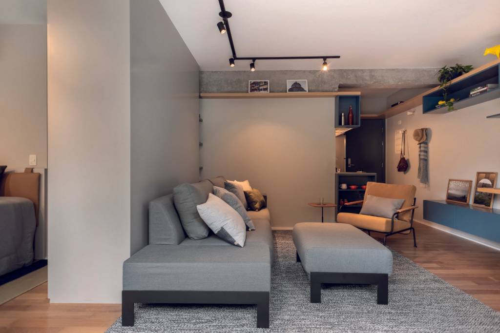 Cozinha, sala e quarto integrados multiplicam o espaço em estúdio de 50 m². Foto: Escanhuela Fotografias Cozinha, sala e quarto integrados multiplicam o espaço em estúdio de 50 m². Foto: Escanhuela Fotografias