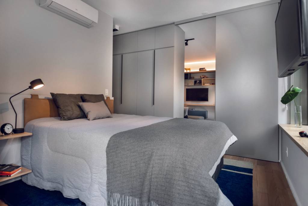 Armário e porta de correr dividem quarto e sala em estúdio. Foto: Escanhuela Fotografias Armário e porta de correr dividem quarto e sala em estúdio. Foto: Escanhuela Fotografias