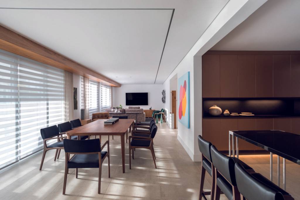 Cozinha, área da TV, espaço de leitura, sala de jantar e espaço gourmet foram projetados sem divisórias. Foto: Eduardo Macarios Cozinha, área da TV, espaço de leitura, sala de jantar e espaço gourmet foram projetados sem divisórias. Foto: Eduardo Macarios