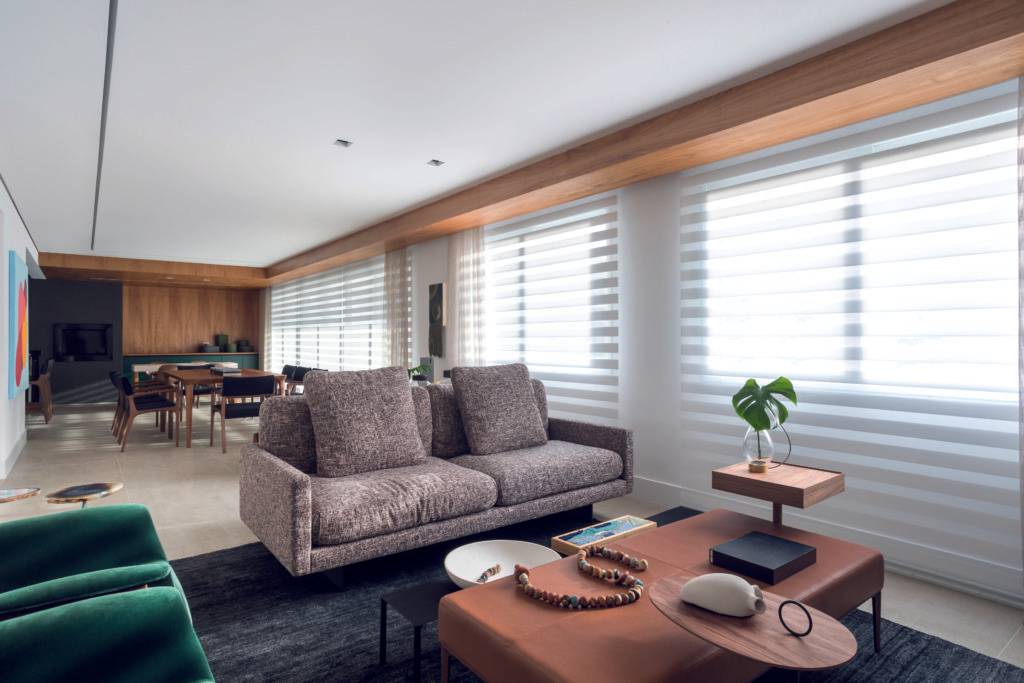 Sala de estar se une à sala de jantar, que se apresenta como parte da cozinha, em grande apartamento. Foto: Eduardo Macarios Sala de estar se une à sala de jantar, que se apresenta como parte da cozinha, em grande apartamento. Foto: Eduardo Macarios