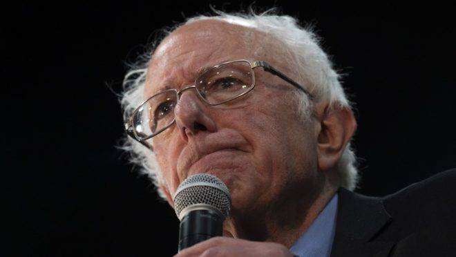 Bernie Sanders, pré-candidato à presidência dos EUA pelo Partido Democrata, em comício na Carolina do Sul antes das primárias no estado, 26 de fevereiro de 2020. Sanders lidera a corrida democrata para a nomeação