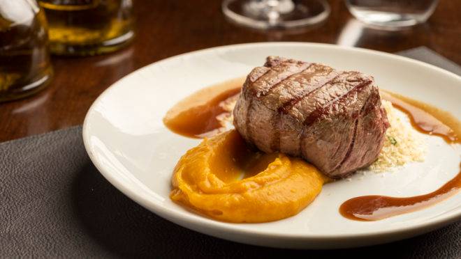 Ojo del bife (corte central do bife de ancho) servido com purê de abóbora assada na brasa, farofa crocante e molho roti, um dos destaques do menu do Pobre Juan para esta edição do Festival Bom Gourmet. Foto: Fernando Zequinão/Gazeta do Povo.