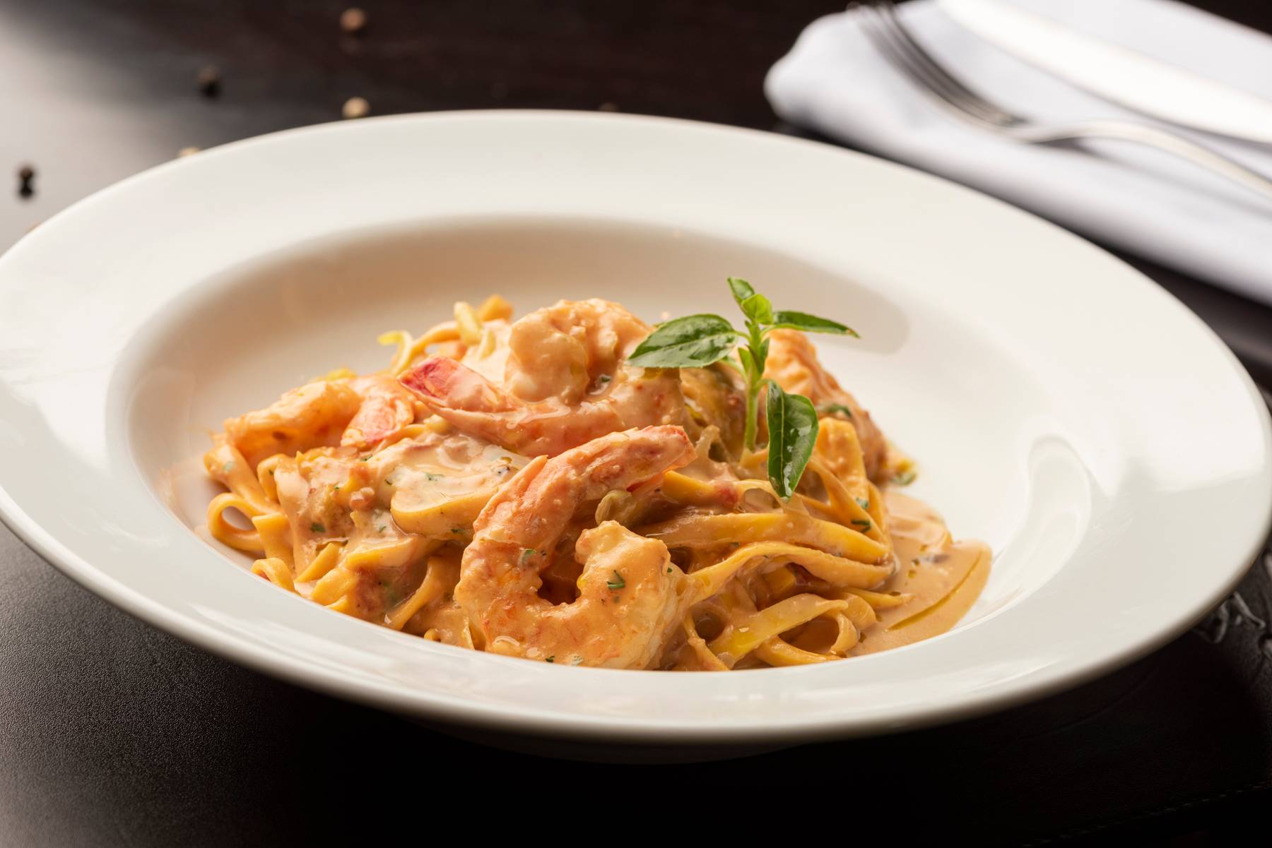 Tagliatelle ao molho de alho-poró e camarões flambados na vodca, uma das opções de prato principal do La Pasta Gialla, restaurante com duas unidades no festival, no ParkShoppingBarigüi e no Pátio Batel. Tagliatelle ao molho de alho-poró e camarões flambados na vodca, uma das opções de prato principal do La Pasta Gialla, restaurante com duas unidades no festival, no ParkShoppingBarigüi e no Pátio Batel.