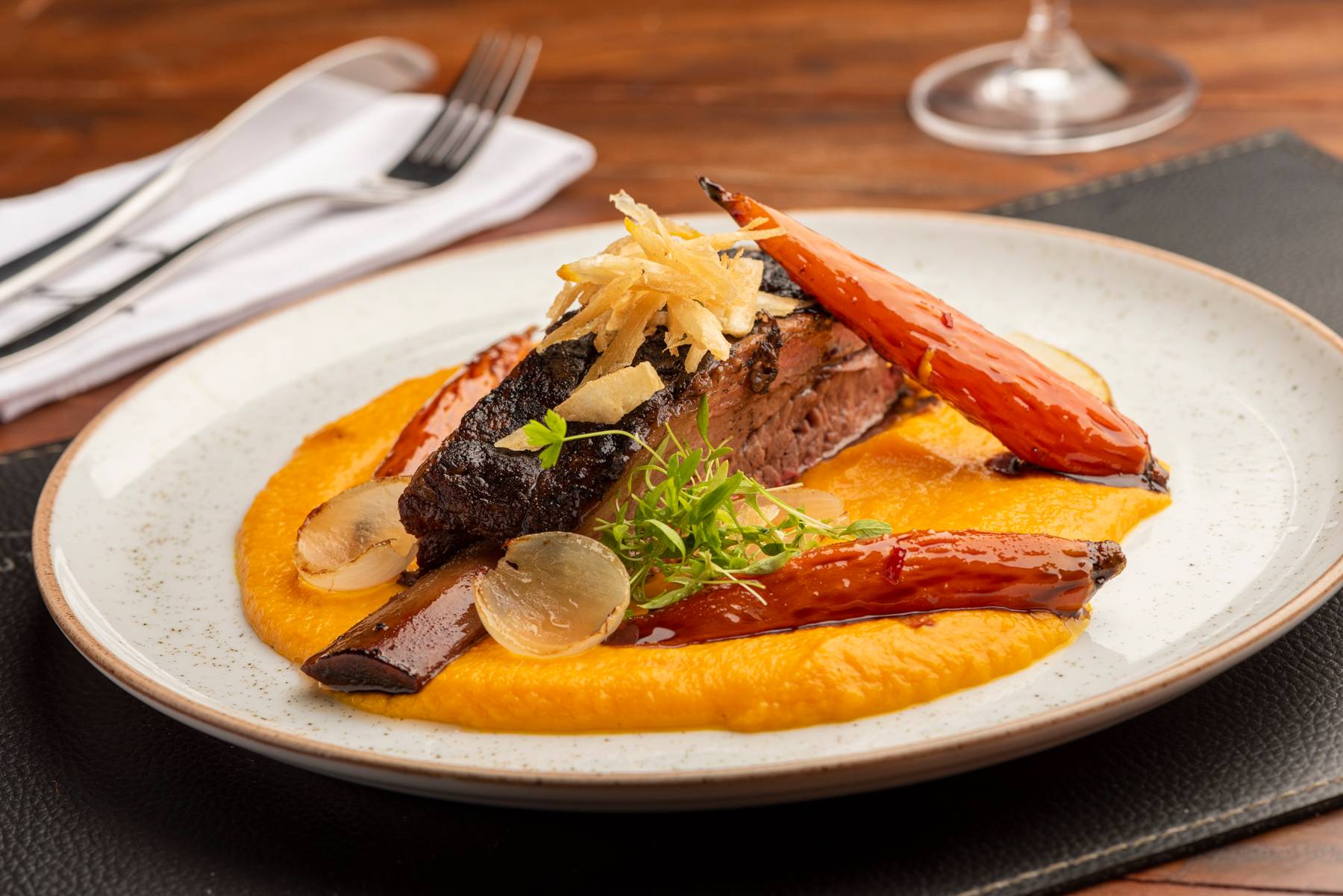 Um dos destaques do Ox Room Steakhouse para almoço e jantar, o Pirulito de Costela é defumado e assado por 16 horas e é servido com mousseline de cenouras, molho demi-glace, pétalas de cebola e flor de sal. Um dos destaques do Ox Room Steakhouse para almoço e jantar, o Pirulito de Costela é defumado e assado por 16 horas e é servido com mousseline de cenouras, molho demi-glace, pétalas de cebola e flor de sal.