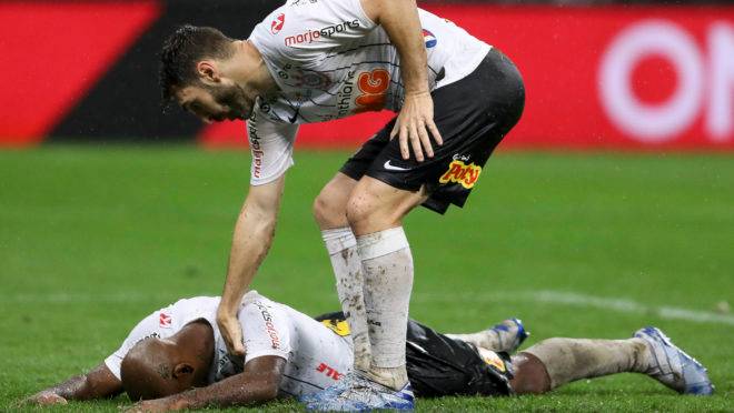 Corinthians está fora da Libertadores e patina no Paulistão.