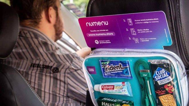 A startup oferece vitrines com conveniências para passageiros em carros de aplicativo.