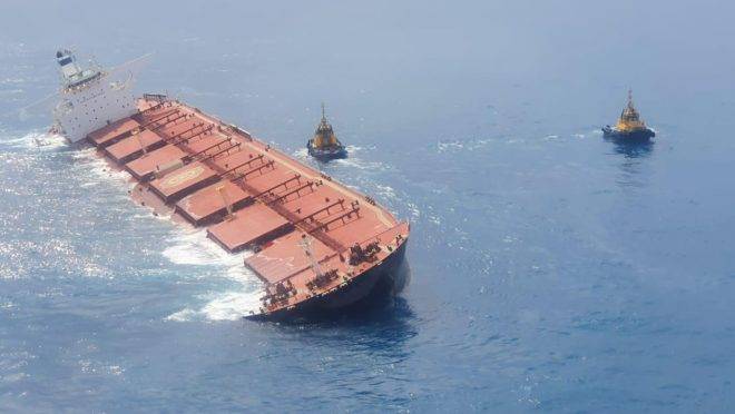 Navio está carregado com minério da Vale