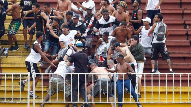 Briga entre torcedores de Athletico Paranaense e Vasco da Gama, na Arena Joinville, em 2013.