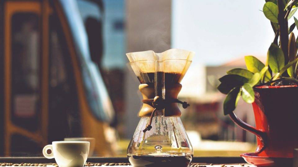 O cafezinho está em um outro patamar; entenda o que está acontecendo com o setor Franck’s Ultra Coffee foi pioneiro no Brasil a servir cafés maturados em barris de destilados.