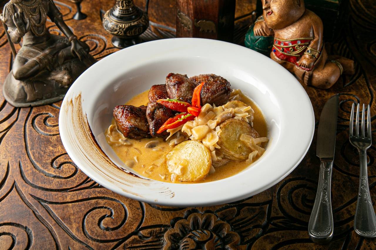Apreciadores da exótica comida indiana têm opções que incluem carnes como este pato assado com especiarias do restaurante Sharin. Apreciadores da exótica comida indiana têm opções que incluem carnes como este pato assado com especiarias do restaurante Sharin.
