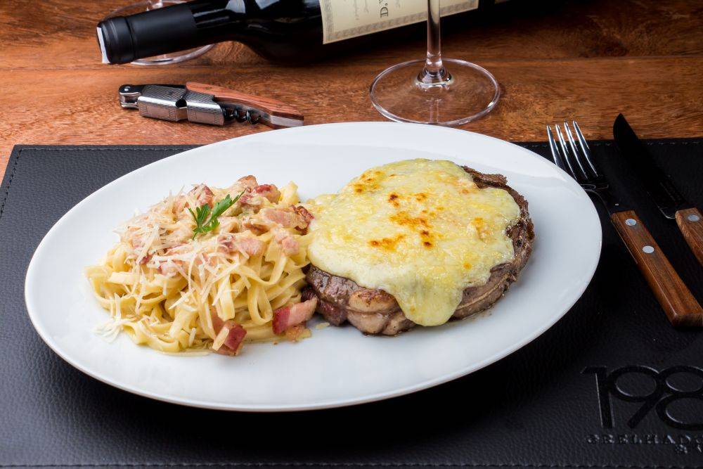 Carbonara com bife ancho e raclette 1985 Grelhados e Vinhos Chef André Dias Carbonara com bife ancho e raclette 1985 Grelhados e Vinhos Chef André Dias