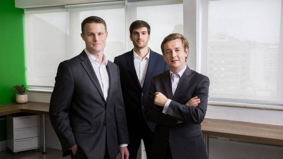 Aplicativo permite investir em startups com apenas R$ 5 mil Brian Begnoche, Anthony McCourtney e Greg Kelly, sócios da EqSeed.