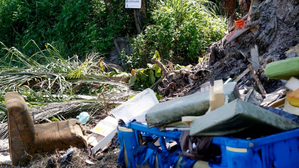 Lixo é o principal foco de mosquitos da dengue no Paraná Concentração de lixo em terrenos e residências é um dos principais focos de dengue.