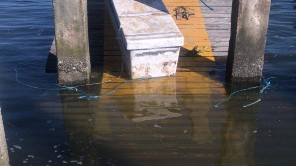 Agora vai? Obras nos trapiches da Ilha do Mel são autorizadas Trapiche da praia de Brasília ficou de novo embaixo d’água no ano passado.