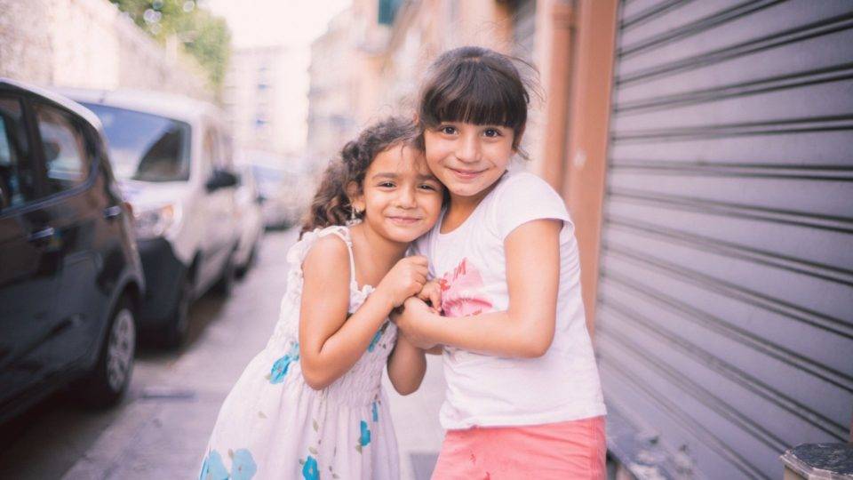 5 passos para fortalecer o vínculo entre irmãos Incentivar o bom relacionamento entre os filhos desde cedo fortalece o vínculo entre eles e ajuda os pequenos a valorizarem a família.