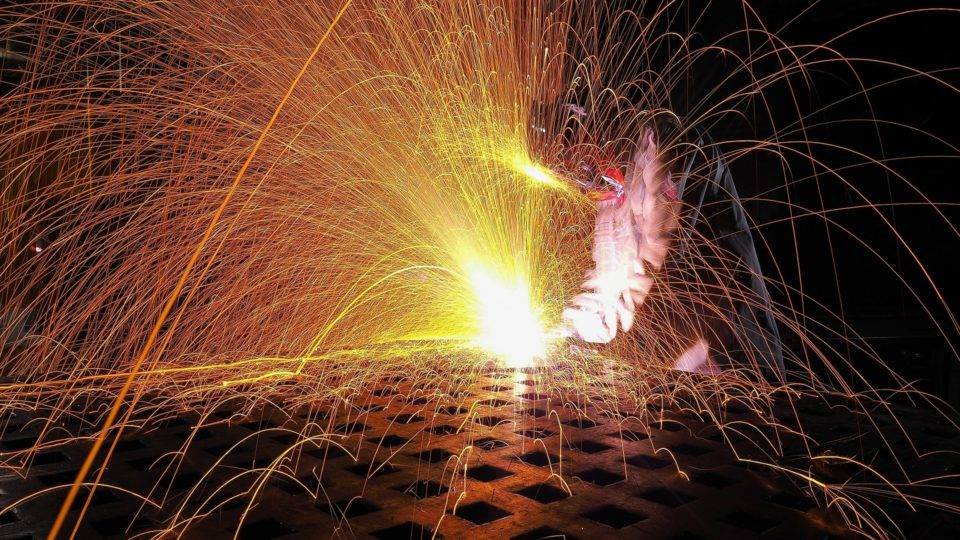 A atividade industrial da China, segunda maior economia do mundo, caiu a um mínimo histórico em fevereiro deste ano.